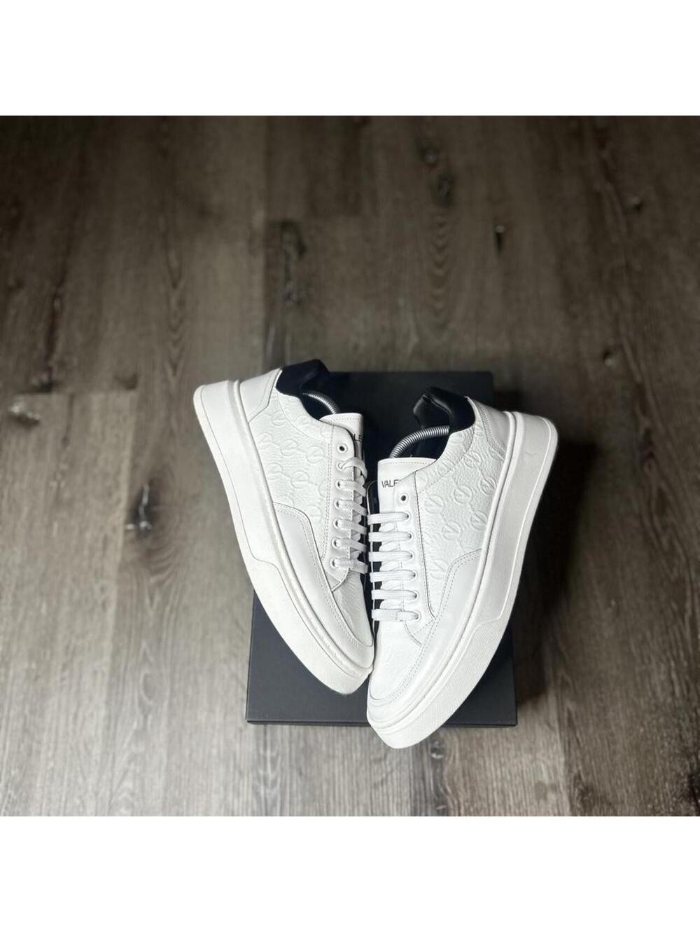 Size 8.5 Valentino Tommy Leather Sneaker 100% Authentic.